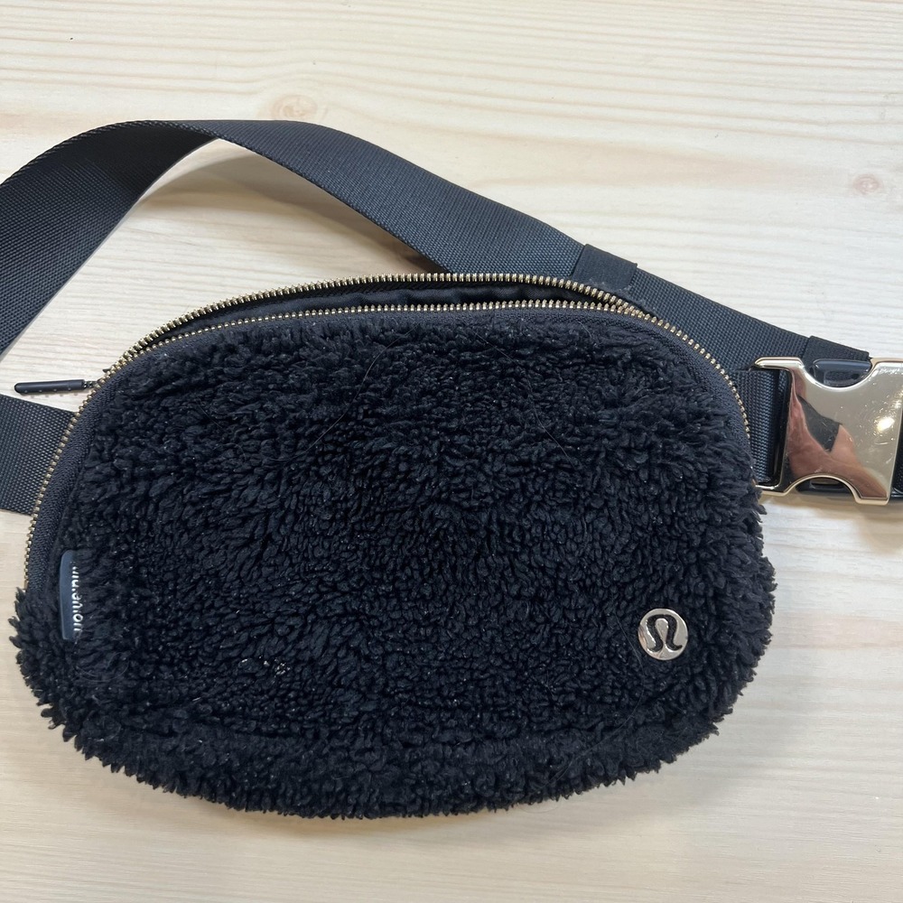 Lululemon Belt Bag Unisex Small‎ Black Fleece Crossbody Fanny Pack Sherpa Buckle